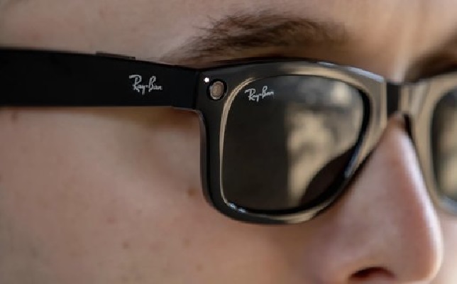 Facebook  Ray-Ban    Stories:       